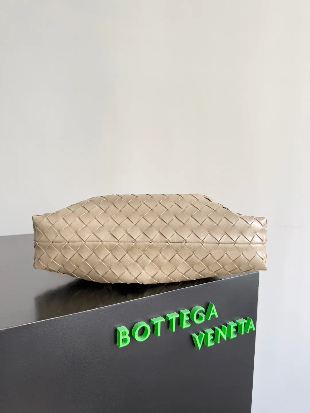 Batch 1680 BOTTEGA VENETA 2025 new women's Dustbag Notte clutch. Dustbag, which has been very popular since its launch, has a chain clause! ! The hand-carrying method is reminiscent of the classic bag type Pouch , light and elegant, the reserved drawstring design allows the bag to be used as an armpit bag, and the chain is longer, which is very suitable for sisters who like to free their hands and carry cross-body backpacks. No matter which way you carry it, you can change the back according to the occasion and your mood that day. It can make the overall outfit more fashionable🪄🪄The body of the bag has also been widened. It is the rainy season and the weather is hot. The bag can easily accommodate a small umbrella and water bottle. The lining is made of nylon, which is light and comfortable to carry, and is very suitable for summer use. Style number: 839394 Size: 33*19*8cm